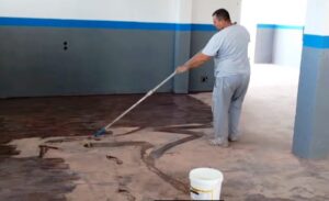 menggunakan aplikasi primer epoxy